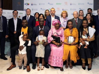 La Agencia EFE y Casa África entregaron ayer el Premio Saliou Traoré en su primera edición al periodista grancanario José Naranjo, por una serie de reportajes publicados en La Provincia.