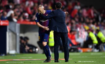 Iniesta se saluda con Valverde tras ser sustituido.