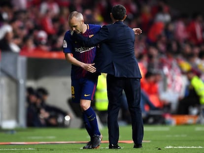 Iniesta se saluda con Valverde tras ser sustituido.