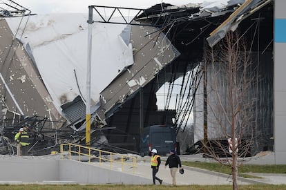 Personal de emergencias en el almacén de Amazon en Edwardsville, Illinois. 