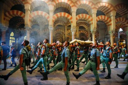 El Tercio Gran Capitán de la Legión procesiona al Cristo de la Caridad en un Vía Crucis en la Mezquita - Catedral de Córdoba. este Viernes Santo.
