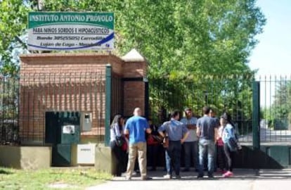 Familiares aguardam notícias em frente à sede do Instituto Próvolo, em Mendoza