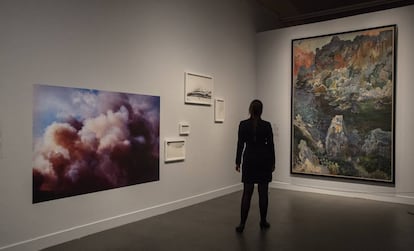 'Geometría de ecos', de Carla Andrade, junto a 'Puesta de sol', de Joaquim Mir, a la derecha.