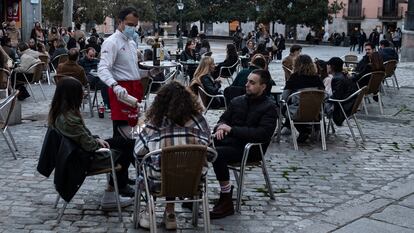 Ambiente en terrazas del barrio de La Latina, el pasado viernes.