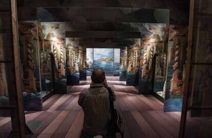 Un asistente toma una fotografía de la exposición en el CaixaForum de Barcelona