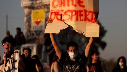 Un manifestante levanta un cartel que dice "Chile, despierta", en una manifestación a favor de otro proceso constitucional, este lunes en Santiago.