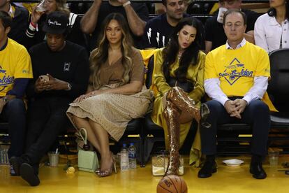El rapero Jay-Z y la reina del pop Beyoncé junto a Nicole Curran y Joe Lacob (sí, él también estaba ahí) durante el polémico partido de baloncesto.