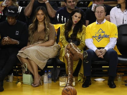 El rapero Jay-Z y la reina del pop Beyoncé junto a Nicole Curran y Joe Lacob (sí, él también estaba ahí) durante el polémico partido de baloncesto.