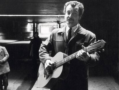 Georges Brassens, retratado por Robert Doisneau en 1952. 