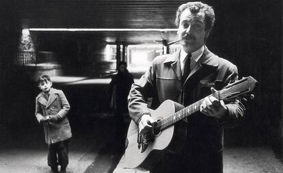 Georges Brassens, retratado por Robert Doisneau en 1952.
