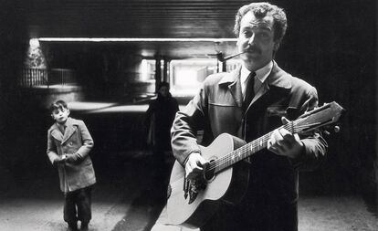 Georges Brassens, retratado por Robert Doisneau en 1952. 