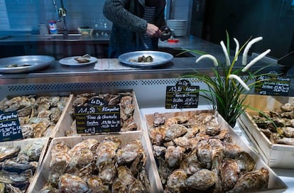 Un puesto del mercado de los muelles de Bacalan ofrece ostras a sus clientes.