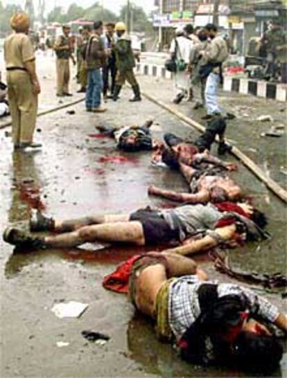 Los cadáveres de varias víctimas del atentado yacen en una calle de Srinagar, capital del Estado de Cachemira.