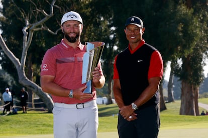 Rahm, con el trofeo junto a Tiger Woods.