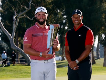 Rahm, con el trofeo junto a Tiger Woods.