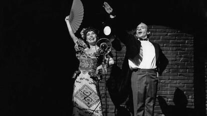 Verónica Forqué y José Luis Gómez, en el estreno de "¡Ay, Carmela!", de José Sanchís Sinisterra en noviembre de 1987 en Zaragoza.