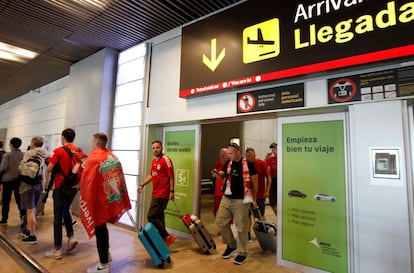 Aficionados ingleses, a su llegada al aeropuerto de Madrid-Barajas para asistir a la final de la Champions que el Liverpool y el Tottenham disputan el Wanda Metropolitano.