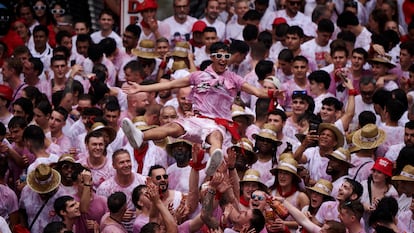 Pamplona, Navarra 06/07/2023  - Varias personas mantean a un joven durante el chupinazo de San Fermín 2023. Foto: Pablo Lasaosa
