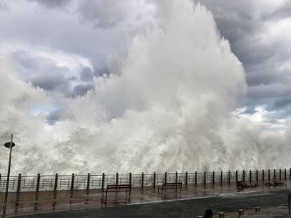 Una ola rompe en el Paseo Nuevo de San Sebastián.