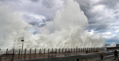 Una ola rompe en el Paseo Nuevo de San Sebastián.