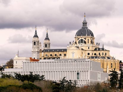 Museo de las Colecciones Reales en Madrid. Detr&aacute;s, la catedral de la Almudena.