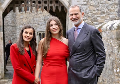 Los Reyes posan junto a la infanta, este sábado en Gales.