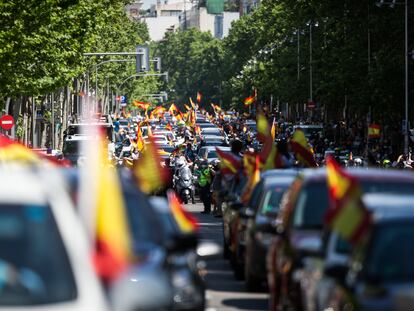 Coches y motos, con pancartas y banderas de España, circulan por las calles de la capital en la manifestación de Vox para pedir la dimisión del Gobierno de Pedro Sánchez.