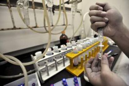 El trabajador de un laboratorio investiga leche en polvo para bebés durante una inspección en el departamento de calidad en Wuhan, China. EFE/Archivo