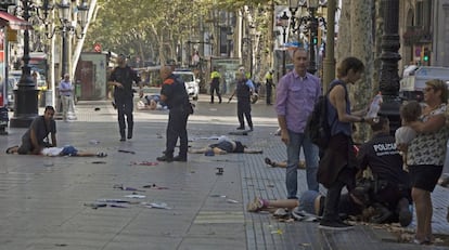 Varias víctimas del atentado en Barcelona son atendidas después del atropello masivo.