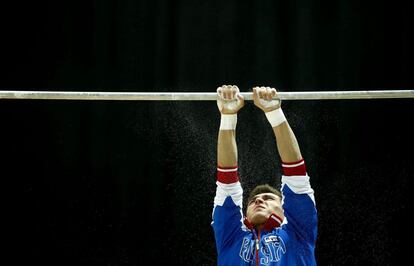 Un gimnasta practica en las barra horizontal durante los Campeonatos de Europa de Gimnasia Artística, en Montpellier (Francia).