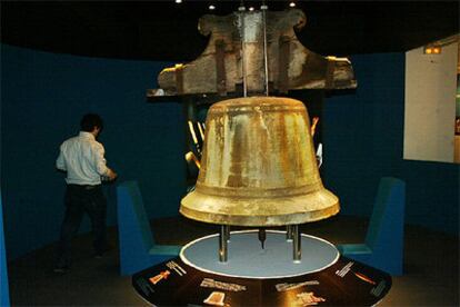 La campana de San Agustín de Etxebarria, de Elorrio, situada en el centro de la exposición <i>Los sonidos del bronce.</i>