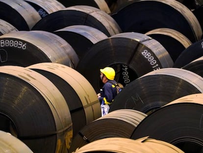Un trabajador entre bobinas de acero en la planta siderúrgica ArcellorMittal, en Sestao (Bizkaia).