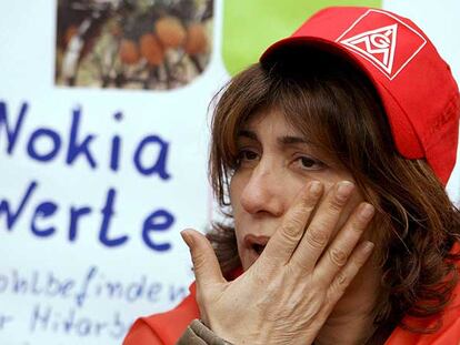 Una trabajadora de la fábrica de Nokia en Bochum llora por su cierre.