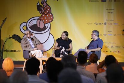 Carles Geli (izquierda), Jordi Amat y Ana Pantaleoni en el Moll de la Fusta, en La Setmana del Llibre en Català.