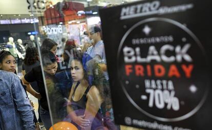 Compradores en un centro comercial de Caracas atraídos por las ofertas del 'Black Friday'.