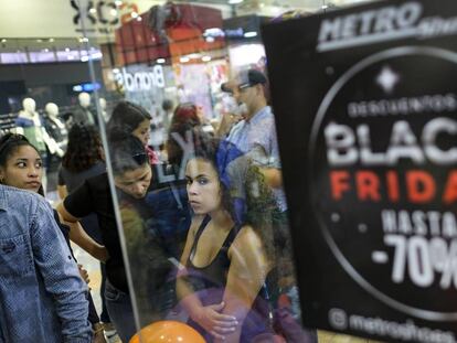 Compradores en un centro comercial de Caracas atraídos por las ofertas del 'Black Friday'.