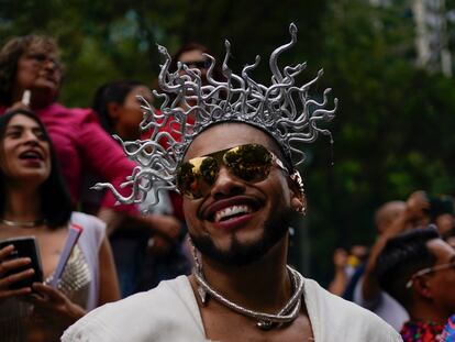 Un participante sonríe durante el desfile del orgullo LGBTQ+,este sábado en Ciudad de México.