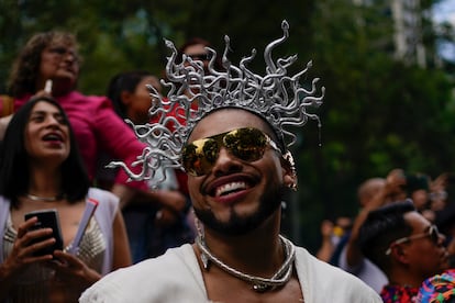 Un participante sonríe durante el desfile del orgullo LGBTQ+,este sábado en Ciudad de México.