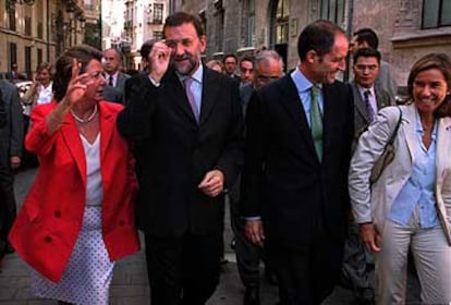 Mariano Rajoy, entre la alcaldesa de Valencia, Rita Barber, y el presidente, Francisco Camps.