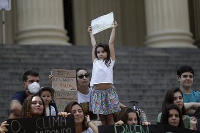 Una niña levanta una pancarta de protesta contra de los deshechos plásticos en Río de Janeiro, Brasil. 