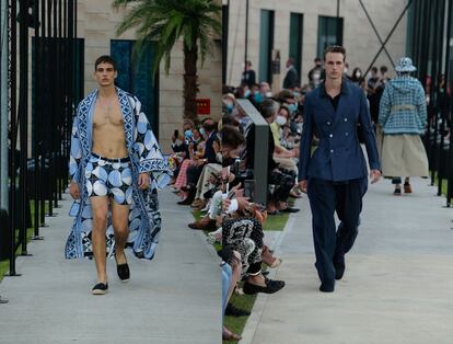 Dos modelos desfilan para Dolce&Gabbana en Milán.