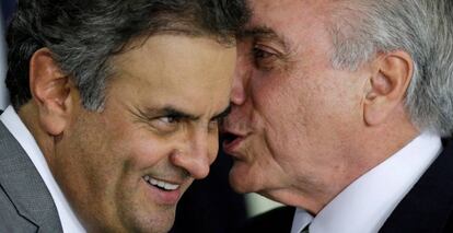 El presidente de Brasil, Michel Temer, (derecha) habla con un senador del país.
