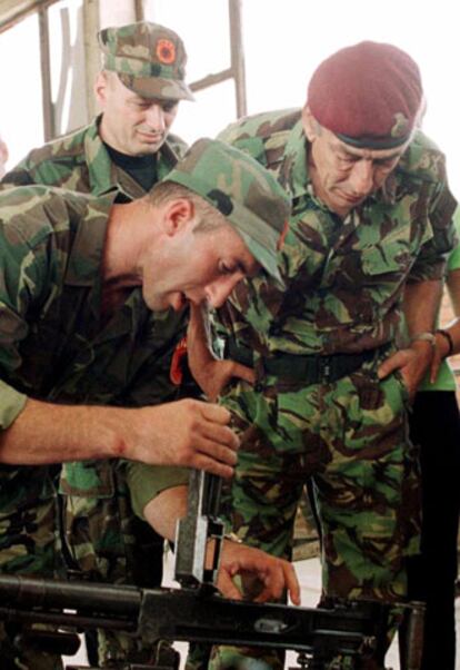 En esta imagen de archivo, Ramush Haradinaj (a la izquierda), entonces comandante del UCK, muestra a un general británico un fusil descargado durante una inspección de la OTAN.