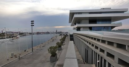 La d&aacute;rsena interior del puerto de Valencia vista desde el edificio Veles e Vents.