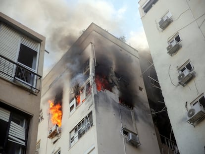 Un edificio en llamas en Tel Aviv tras los ataques con cohetes desde la franja de Gaza.