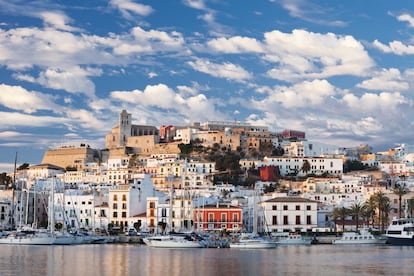 La belleza de Ibiza se nota tanto en un casco histórico bien conservado como en la interacción de este con los ecosistemas marino y costero. La diversidad de animales acuáticos de la isla se debe a las densas praderas de Posidonia oceanica. Mientras, la ciudad conserva yacimientos arqueológicos como Sa Caleta y Puig des Molins, además de la fortificada Ciudad Alta. Con estas características, la Unesco declaró en 1999 que los 85 kilómetros cuadrados de la isla balear son patrimonio mundial.