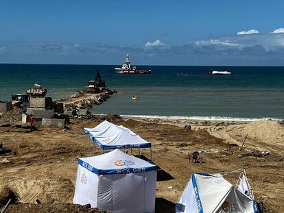 El buque de rescate de 'Open Arms' remolca una barcaza de World Central Kitchen (WCK) cargada de alimentos hacia Gaza, este viernes.