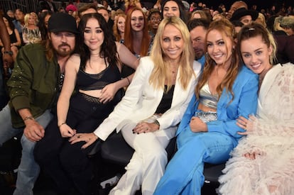 De izquierda a derecha: el cantante Billy Ray Cyrus, sus hijas Noah Cyrus, Brandi y Miley Cyrus y su mujer, Tish Cyrus (en el centro, de blanco).