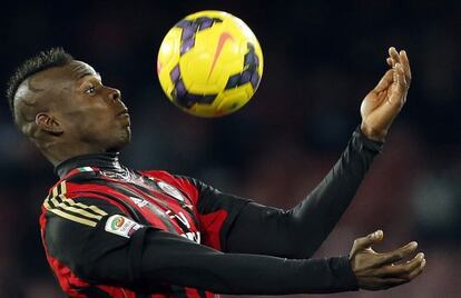 Balotelli trata de controlar un balón.