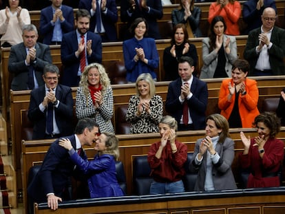 El presidente del Gobierno, Pedro Sánchez (abajo, i), felicitado por Nadia Calviño y aplaudido en la bancada socialista.